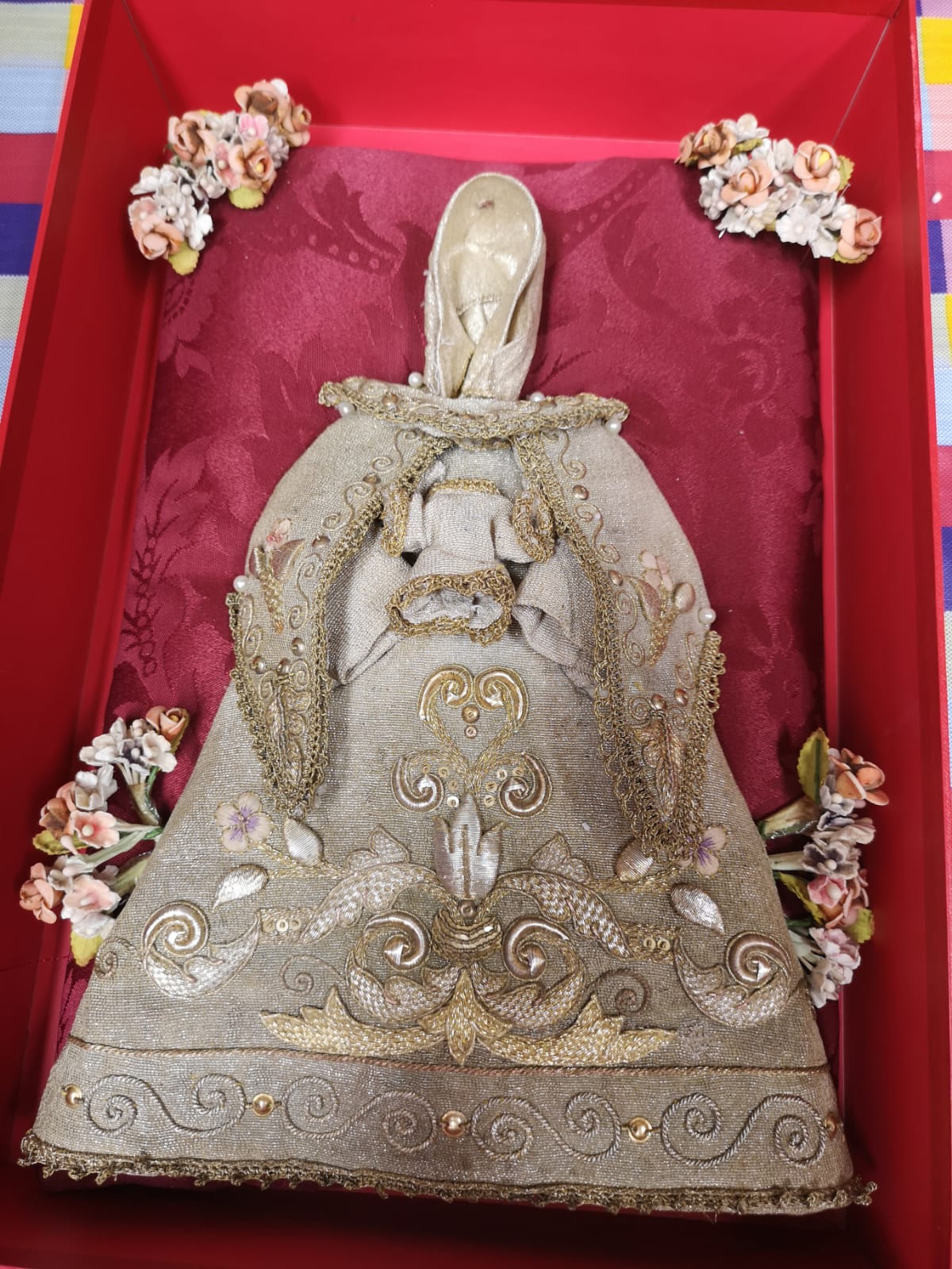PRIOSTÍA| Limpieza de la antigua ropa de la Virgen del Simpecado –  Hermandad de Nuestra Señora del Rocío de Sevilla Sur